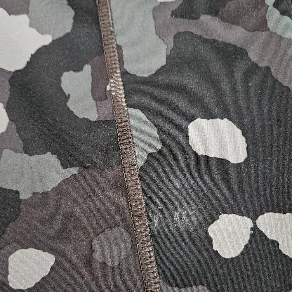 ATHLETA Lightning Camo 7/8 Tight Legging Olive Green L 487500-02